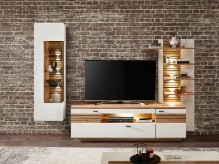 Nábytek do obývacího pokoje FREMONT_ sestava 40 C5 HW 86_ rozměry š/v/h_ 280/193/47 cm_ čelní pohled_ volitelné LED osvětlení v příslušenství_ foto s dekorací_ obr. 1