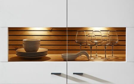 Nábytek do obývacího pokoje FREMONT_ detail provedení zadních ploch a LED osvětlení vitrín_ foto s dekorací_ obr. 11