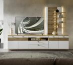 Nábytek do obývacího pokoje FREMONT_ sestava 40 C5 HW U8_ rozměry š/v/h_ 300/223/47 cm_ čelní pohled_ volitelné LED osvětlení v příslušenství_ foto s dekorací_ obr. 1