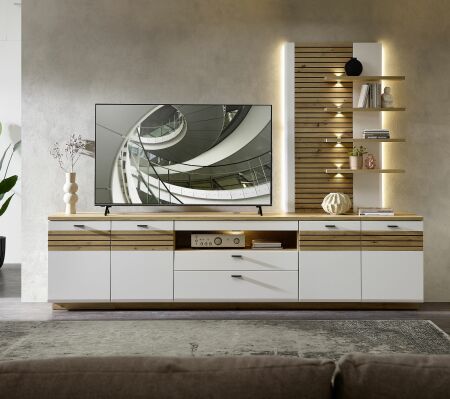 Nábytek do obývacího pokoje FREMONT_ sestava 40 C5 HW U8_ rozměry š/v/h_ 300/223/47 cm_ čelní pohled_ volitelné LED osvětlení v příslušenství_ foto s dekorací_ obr. 1