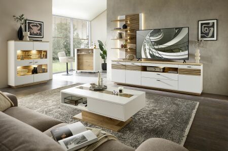 Nábytek do obývacího pokoje FREMONT_ ob. sestava 40 C5 HW W6 + highboard 40 C5 HW 22 + pojízdný "Kombi element" 40 C5 HW 63 + konf. stůl 20 55 HW 02 _ volitelné LED osvětlení v příslušenství_ foto s dekoracemi_ obr. 2