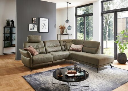 Sedac souprava GENEVA 1208_ sestava 1,5sed medium s podr. vlevo + 1,5sed medium bez podruek + rohov element s 1sedem a koncovm taburetem prav + multifunkn oprka hlavy_ v ltce Savanna olive_ obr. 10