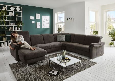 Sedací souprava GRANADA_ sestava CanGL-2,5EL-RE-2,5R_ rohové rozměry zleva 180 x 338 x 270 cm_ výška 83-106 cm_ volitelné funkce za příplatek_ v látce Belle anthrazit_ foto s modelem_ obr. 3