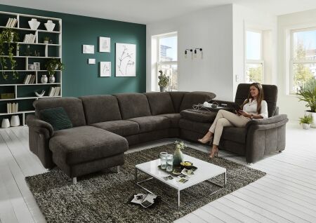 Sedací souprava GRANADA_ sestava CanGL-2,5EL-RE-2,5R_ rohové rozměry zleva 180 x 338 x 270 cm_ výška 83-106 cm_ volitelné funkce za příplatek_ v látce Belle anthrazit_ foto s modelem_ obr. 5