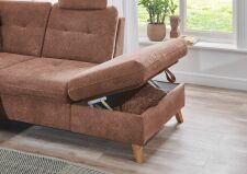 Sedací souprava STOCKHOLM_ sestava 5953 "Longchair levý-2sed-Ottoman pravý"_ ukázka funkce výklopného úložného prostoru v elementu Ottoman_ volitelná funkce za příplatek_ v látce Orlean kupfer (skup. Basic)_ obr. 5