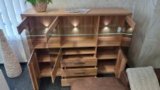 Highboard NATURE PLUS s LED osvtlenm_ eln pohled_ vnitn uspodn_ foto prodejna_ obr. 3