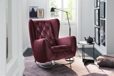 Houpací křeslo SUSSEX_ v látce Velvet purple, kovové chromované "lyžiny"