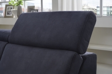Sedací souprava IMPERIA v látce Deluxe dark blue, detail polohovatelné opěrky hlavy Sedací souprava IMPERIA v látce Deluxe dark blue, detail polohovatelné opěrky hlavy