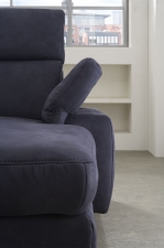 Sedací souprava IMPERIA v látce Deluxe dark blue, detail polohovatelné područky Sedací souprava IMPERIA v látce Deluxe dark blue, detail polohovatelné područky