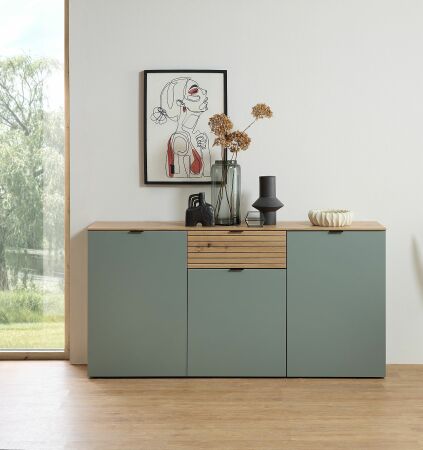 Nábytek do obývacího pokoje a jídelny ALBA I._ sideboard 10 S1 99 20_ rozměry š/v/h_ 180/90/45 cm_ včetně LED osvětlení_ foto s dekorací_ obr. 9