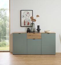Nábytek do obývacího pokoje a jídelny ALBA I._ sideboard 10 S1 99 20_ rozměry š/v/h_ 180/90/45 cm_ včetně LED osvětlení_ foto s dekorací_ obr. 9 Nábytek do obývacího pokoje a jídelny ALBA I._ sideboard 10 S1 99 20_ rozměry š/v/h_ 180/90/45 cm_ včetně LED osvětlení_ foto s dekorací_ obr. 9