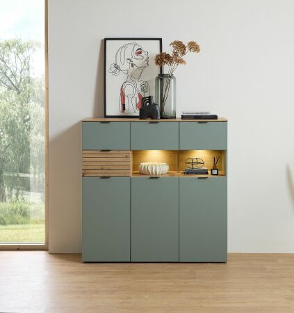 Nábytek do obývacího pokoje a jídelny ALBA I._ highboard 10 S1 99 22_ rozměry š/v/h_ 125/125/45 cm_ včetně LED osvětlení_ foto s dekorací_ obr. 11