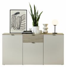 Nábytek do obývacího pokoje a jídelny ALBA II._ sideboard 10 S1 RM 20_ rozměry š/v/h_ 180/90/45 cm_ včetně LED osvětlení_ foto s dekorací_ obr. 5 Nábytek do obývacího pokoje a jídelny ALBA II._ sideboard 10 S1 RM 20_ rozměry š/v/h_ 180/90/45 cm_ včetně LED osvětlení_ foto s dekorací_ obr. 5