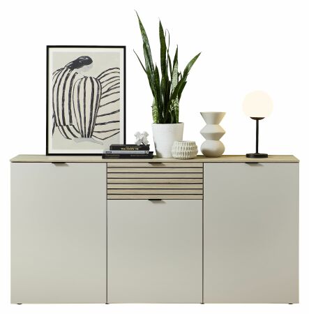 Nábytek do obývacího pokoje ALBA II._ sideboard 10 S1 RM 20_ rozměry š/v/h_ 180/90/45 cm_ včetně LED osvětlení_ foto s dekorací_ obr. 14
