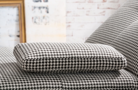Relaxační lehátko RIMOLA 2.0 maxi s motorovým polohováním_ detail příplatkového područkového polštářku - loketní opěrky_ v látce Classy black_ ukázka v alternativním látkovém potahu_ obr. 6