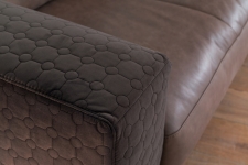 Sedací souprava \LIVINGSTON_ detail_ područka v látce Dot dark brown_ obr. 18 Sedací souprava \LIVINGSTON_ detail_ područka v látce Dot dark brown_ obr. 18