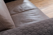 Sedací souprava LIVINGSTON_ detail_ sedák kůže Cesano dark brown_ područka látka Dot dark brown_ obr. 19 Sedací souprava LIVINGSTON_ detail_ sedák kůže Cesano dark brown_ područka látka Dot dark brown_ obr. 19