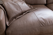 Sedací souprava LIVINGSTON_ detail_ sedák_ kůže Cesano dark brown_ obr. 21 Sedací souprava LIVINGSTON_ detail_ sedák_ kůže Cesano dark brown_ obr. 21