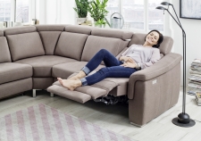 Sedací souprava LUGANO 1073_sestava LAL-2,5-SegEgr.-1-1AR_v látce Impendo macciato_detail funkce Wallfree relax_obr. 9 Sedací souprava LUGANO 1073_sestava LAL-2,5-SegEgr.-1-1AR_v látce Impendo macciato_detail funkce Wallfree relax_obr. 9