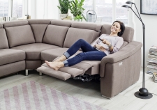 Sedací souprava LUGANO 1073_sestava LAL-2,5-SegEgr.-1-1AR_v látce Impendo macciato_detail funkce Wallfree relax_obr. 10 Sedací souprava LUGANO 1073_sestava LAL-2,5-SegEgr.-1-1AR_v látce Impendo macciato_detail funkce Wallfree relax_obr. 10
