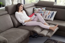 Sedací souprava LUGANO 1073_sestava 2,5AL-E1ABR_detail funkce Wallfree relax_obr. 22 Sedací souprava LUGANO 1073_sestava 2,5AL-E1ABR_detail funkce Wallfree relax_obr. 22