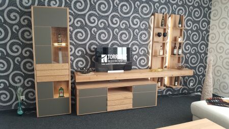 Obývací nábytek ALIVIO_ sestava 15703_ dub masiv bianco _satinované sklo Havanna, včetně kompletní sady LED osvětlení_ foto prodejna_ obr 2