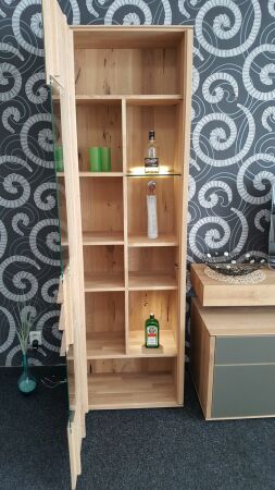 Obývací nábytek ALIVIO_ detail vnitřního uspořádání vitriny_ foto prodejna_ obr 4