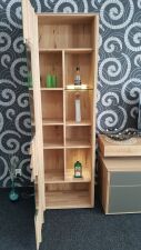 Obývací nábytek ALIVIO_ detail vnitřního uspořádání vitriny_ foto prodejna_ obr 4