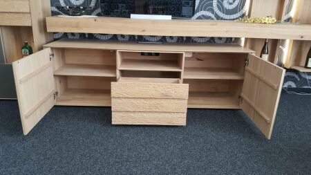 Obývací nábytek ALIVIO_ detail vnitřního uspořádání lowboardu_ foto prodejna_ obr 8