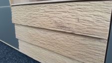 Obývací nábytek ALIVIO_ detail vnějšího ručního zpracování dřeva na zásuvkách lowboardu_ foto prodejna_ obr 9