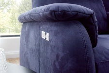 Sedací souprava MAESTRA 3600_detail područky s ovladačem mororové funkce "RELAX"_v látce Crown navy_obr. 47 Sedací souprava MAESTRA 3600_detail područky s ovladačem mororové funkce "RELAX"_v látce Crown navy_obr. 47