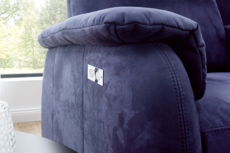 Sedací souprava MAESTRA 3600_detail područky s ovladačem mororové funkce "RELAX"_v látce Crown navy_obr. 47