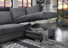 Sedací souprava MODENA 1040 _sestava 2,5-EABR_detail výklopného elementu s úložným prostorem_v látce Cosy grey Sedací souprava MODENA 1040 _sestava 2,5-EABR_detail výklopného elementu s úložným prostorem_v látce Cosy grey