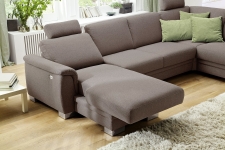 Sedací souprava MODENA 1040 _sestava LAL_2,5_E1ABR_detail motorové funkce výsuvného Longchairu s polohováním zádového opěradla_v látce Onyx dark brown Sedací souprava MODENA 1040 _sestava LAL_2,5_E1ABR_detail motorové funkce výsuvného Longchairu s polohováním zádového opěradla_v látce Onyx dark brown