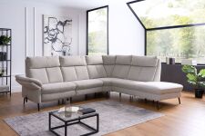 Sedací souprava SALMA_ sestava 1sed levý(69)-1sed(69)-úhlový roh_ 1sed s vnějším taburetem (69)_ rohové rozměry zleva 266 x 244 cm_ volitelné funkce a polštáře za příplatek_ v látce Sneak beige (skup. C)_ obr. 3