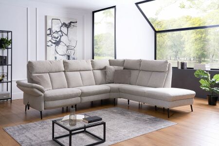 Sedací souprava SALMA_ sestava 1sed levý(69)-1sed(69)-úhlový roh_ 1sed s vnějším taburetem (69)_ rohové rozměry zleva 266 x 244 cm_ volitelné funkce a polštáře za příplatek_ v látce Sneak beige (skup. C)_ obr. 1