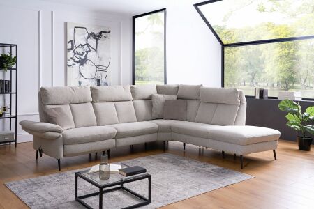 Sedací souprava SALMA_ sestava 1sed levý(69)-1sed(69)-úhlový roh_ 1sed s vnějším taburetem (69)_ rohové rozměry zleva 266 x 244 cm_ volitelné funkce a polštáře za příplatek_ v látce Sneak beige (skup. C)_ obr. 2