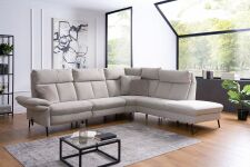 Sedací souprava SALMA_ sestava 1sed levý(69)-1sed(69)-úhlový roh_ 1sed s vnějším taburetem (69)_ rohové rozměry zleva 266 x 244 cm_ volitelné funkce a polštáře za příplatek_ v látce Sneak beige (skup. C)_ obr. 2