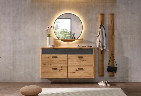Předsíňový nábytek BALAO_ sestava 67 04 HH 82_ rozměry š/v/h_ 180/180/34 cm_ volitelné LED osvětlení zrcadla_ foto s dekoracemi_ čelní pohled_ obr. 1