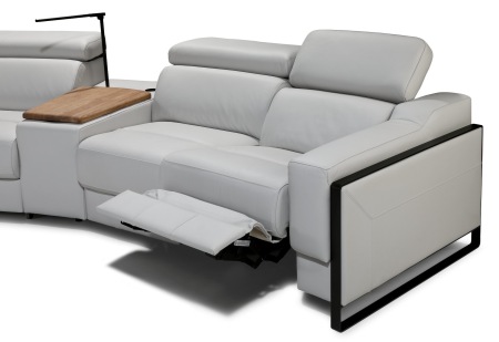 Sedací souprava MORISET_ detail el. motorové relaxační funkce_ polohování sedacího místa dotykovými spínači až skoro do polohy lehu_ obr. 5