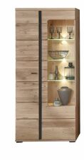Nábytek do obývacího pokoje a jídelny ATLANTA_ vitrína 1L 17 HU 01_ rozměry š/v/h_ 90/203/38 cm_ čelní pohled_ včetně LED osvětlení_ foto s dekorací_ obr. 5 Nábytek do obývacího pokoje a jídelny ATLANTA_ vitrína 1L 17 HU 01_ rozměry š/v/h_ 90/203/38 cm_ čelní pohled_ včetně LED osvětlení_ foto s dekorací_ obr. 5