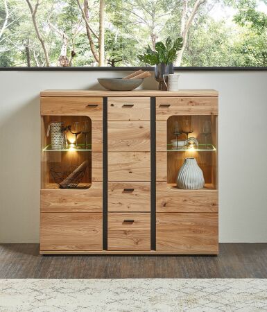 Nbytek do obvacho pokoje a jdelny ATLANTA_ highboard 1L 17 HU 22_ rozmry /v/h_ 145/134/38 cm_ eln pohled_ foto s dekorac_ vetn LED osvtlen_ obr. 10