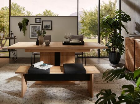 Nábytek do obývacího pokoje a jídelny ATLANTA_ jídelní stůl s výsuvnou funkcí 2L 17 HU 01_ š/v/h_ 140-190/76/90 cm_ rozložený_ + jídelní lavice 2L 17 HU 03_ interierové foto s dekoracemi_ obr. 15