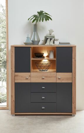 Nábytek do obývacího pokoje a jídelny GATE_ highboard 10 P3 HG 22_ rozměry š/v/h_ 114/123/38 cm_ čelní pohled_ foto s dekorací_ včetně LED osvětlení_ obr. 4