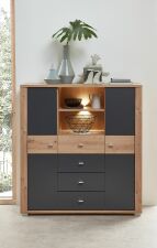 Nábytek do obývacího pokoje a jídelny GATE_ highboard 10 P3 HG 22_ rozměry š/v/h_ 114/123/38 cm_ čelní pohled_ foto s dekorací_ včetně LED osvětlení_ obr. 4