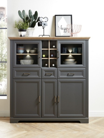 Nábytek do obývacího pokoje a jídelny JASPER graphit_ highboard 10 G9 GH 22_ rozměry š/v/h_ 143/150/42 cm_ čelní pohled_ včetně LED osvětlení_ foto s dekorací_ obr. 8