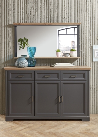 Nábytek do obývacího pokoje a jídelny JASPER graphit_ sideboard 10 G9 GH 20_ rozměry š/v/h_ 166/102/48 cm + závěsné zrcadlo 10 G9 GH 50_ š/v/h_ 142/74/16 cm čelní pohled_ foto s dekoracemi_ obr. 9