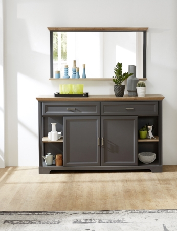 Nábytek do obývacího pokoje a jídelny JASPER graphit_ sideboard 10 G9 GH 21_ rozměry š/v/h_ 171/102/48 cm + závěsné zrcadlo 10 G9 GH 50_ š/v/h_ 142/74/16 cm čelní pohled_ foto s dekoracemi_ obr. 8