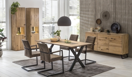 Nábytek do obývacího pokoje a jídelny LISBOA_ sestava "dining room"_ typy 10+11+49A+61+4x jídelní křeslo HI-00403-3_ volitelné LED osvětlení a granitová vložka do vitrín v příslušenství_ foto s dekoracemi_ obr. 1