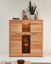 Nábytek do obývacího pokoje a jídelny NATURA_ highboard 12 18 FF 22_ rozměry š/v/h_ 127/137/40 cm_ včetně LED osvětlení_ čelní pohled_ foto s dekorací_ obr. 14 Nábytek do obývacího pokoje a jídelny NATURA_ highboard 12 18 FF 22_ rozměry š/v/h_ 127/137/40 cm_ včetně LED osvětlení_ čelní pohled_ foto s dekorací_ obr. 14